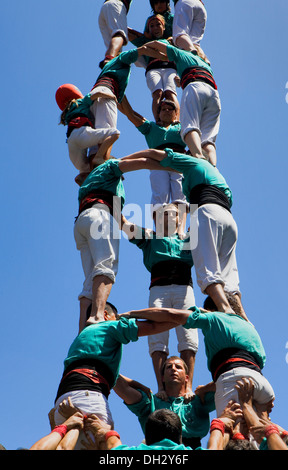 Castellers de Vilafranca."Castellers' edificio torre umana.Santa Anna square.Mataro. Provincia di Barcellona, Spagna Foto Stock