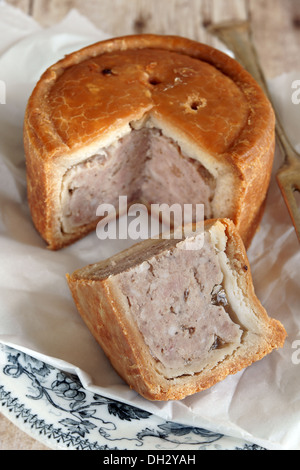 Stile tradizionale pasticcio di maiale messa a fuoco selettiva su fetta del grafico a torta Foto Stock