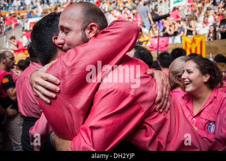 Celebrare un grande successo.Colla Vella Xiquets de Valls. bullring.Tarragona Catalogna,Spagna Foto Stock