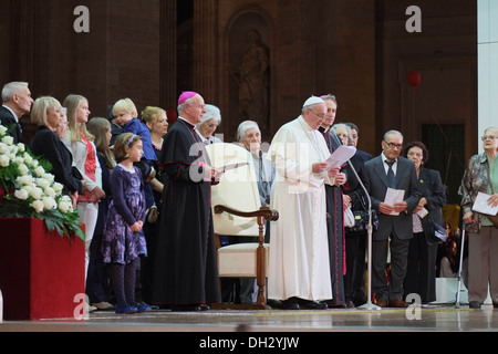 Europa Vaticano circa 100000 persone raggiunta Piazza San Pietro il 26 di ottobre per celebrare la Giornata della Famiglia con Papa Franciscus Foto Stock