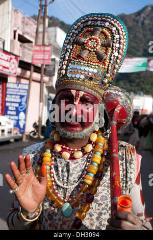Uomo vestito da dio scimmia Hanuman benedizione Rishikesh Uttarakhand India Asia Foto Stock