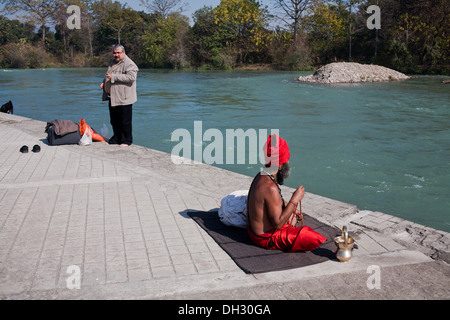 Sadhu il canto dei talloni rosario Ganga Gange Rishikesh Uttarakhand India Asia Foto Stock