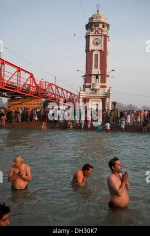 Gli uomini di pregare Ganga gange Haridwar Uttarakhand India Asia Foto Stock