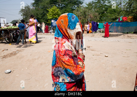 Donna indiana in ghunghat velo camminando per le strade di Haridwar , Uttarakhand , India , Asia Foto Stock