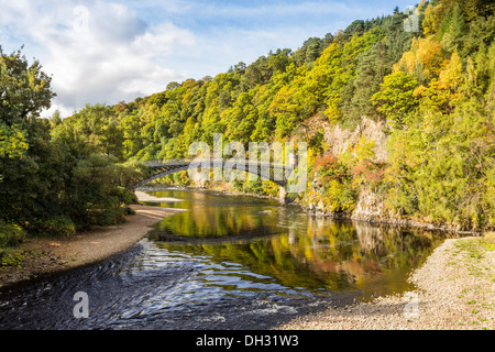 TELFORD ponte sopra il fiume Spey in autunno nei pressi di CRAIGELLACHIE villaggio a nord est della Scozia Foto Stock