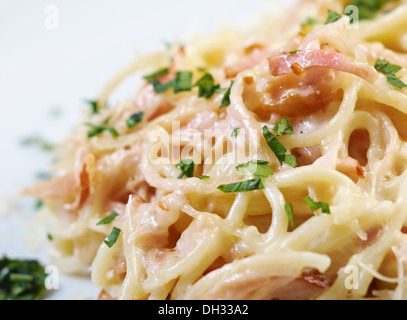 Spaghetti alla carbonara sul recipiente Foto Stock