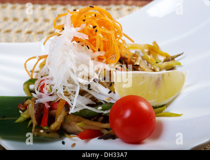 Insalata di melanzane arrosto, funghi Foto Stock