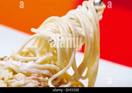 Spaghetti alla carbonara sul recipiente Foto Stock