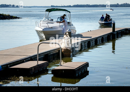 Più potenza e velocità barche ormeggiate o docking al supporto Dora molo nella Florida Centrale. Foto Stock