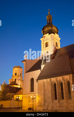 La Basilica e il castello vescovile al crepuscolo, Gyor, Western oltre Danubio, Ungheria Foto Stock