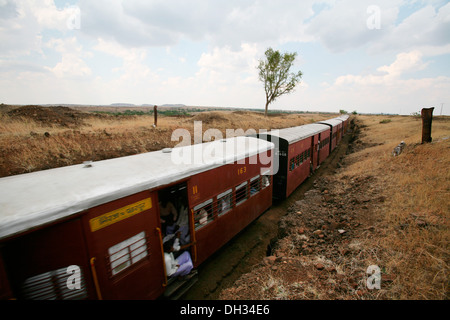 Vista superiore del treno passeggeri passando attraverso Miraj Maharashtra India Asia Foto Stock