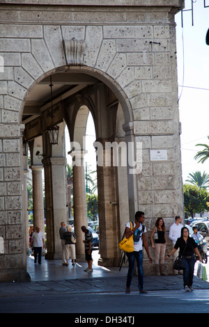 Colonnato a Largo Carlo Felice, nel quartiere di Marina di Cagliari in Sardegna Foto Stock