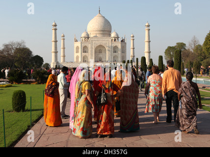 Il gruppo di donne indiane di fronte al Taj Mahal, Agra, Uttar Pradesh, India, Asia Foto Stock