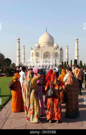 Il gruppo di donne indiane di fronte al Taj Mahal, Agra, Uttar Pradesh, India, Asia Foto Stock