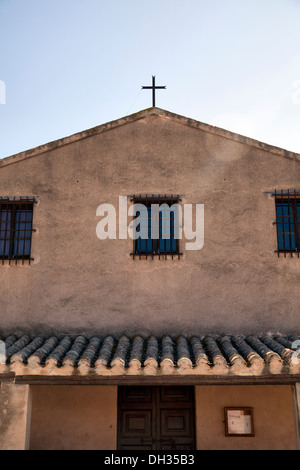 Sant'Efisio chiesa sulla spiaggia di Nora in Sardegna Foto Stock