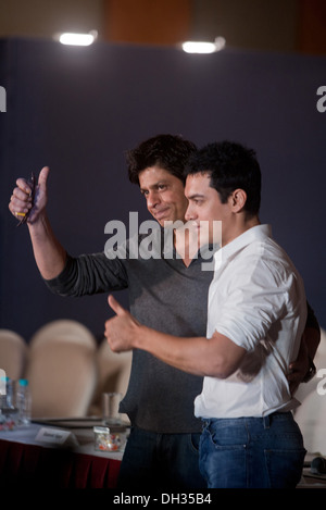 Indian bollywood hindi film attori Shah Rukh Khan e AAMIR KHAN Mumbai Maharashtra India Asia Foto Stock