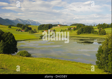 Il lago in Baviera e le montagne delle Alpi Foto Stock