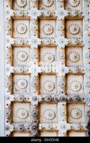 Porta di legno di un fortilizio, Meherangarh Fort, Jodhpur, Rajasthan, India Foto Stock