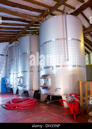 Fermentazione in acciaio serbatoi interni di navi della cantina del mediterraneo Foto Stock