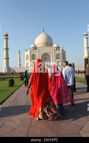 Le donne indiane di fronte al Taj Mahal, Agra, Uttar Pradesh, India, Asia Foto Stock