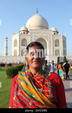 Donna indiana in un sari di fronte al Taj Mahal, Agra, Uttar Pradesh, India, Asia Foto Stock