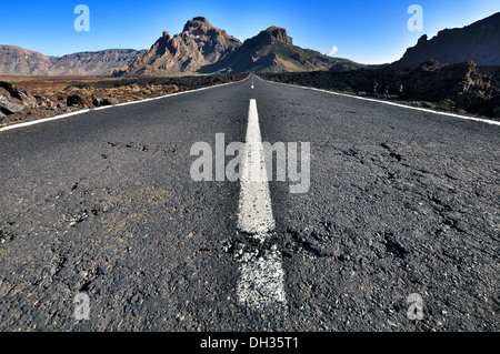 Scenic immagine di una strada a due corsie con montagne in anticipo Foto Stock