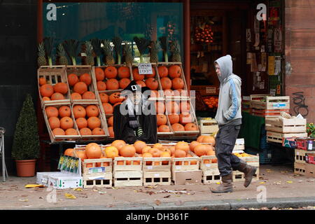 Zona di Kelvinbridge, Glasgow, Scotland, Regno Unito. 30 ott 2013 zucche in vendita! Basta chiedere al vostro strega residente per assistenza"Radici & Frutta " Frutta e verdura store su Great Western Road (A82), zona di Kelvinbridge, Glasgow, Scotland, Regno Unito Paul Stewart/Alamy Live News Foto Stock