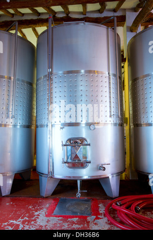 Fermentazione in acciaio serbatoi interni di navi della cantina del mediterraneo Foto Stock