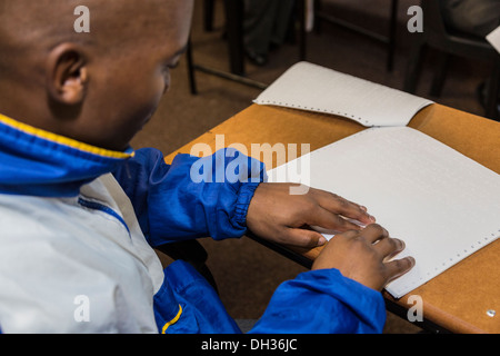 Sud Africa, Cape Town. Studente cieco lettura Braille. Athlone scuola per ciechi. Foto Stock