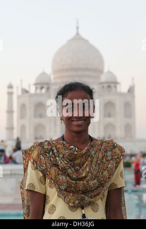 Giovane donna indiana in un sari di fronte al Taj Mahal, Agra, Uttar Pradesh, India, Asia Foto Stock