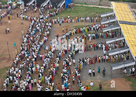 Coda di voto al seggio elettorale Bombay Mumbai Maharashtra India Asia Foto Stock