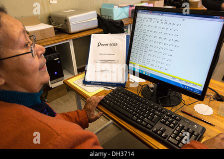 Sud Africa, Cape Town. Editor usando la tastiera del computer per immettere libri di esercizi per studenti in Braille. Athlone scuola per ciechi. Foto Stock