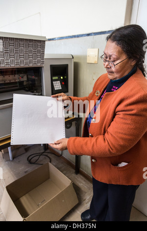 Sud Africa, Cape Town. Editor che mostra una pagina da una stampante Braille. Athlone scuola per ciechi. Foto Stock