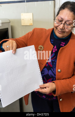 Sud Africa, Cape Town. Che mostra una pagina da una stampante Braille. Athlone scuola per ciechi. Foto Stock