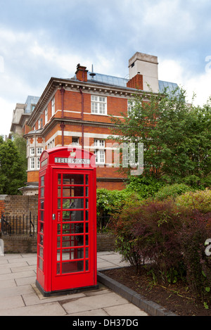 Rosso classico britannico casella Telefono a Londra Foto Stock