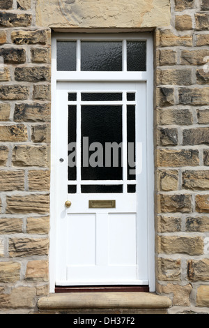 Bianco dello sportello anteriore di una vecchia casa inglese Foto Stock