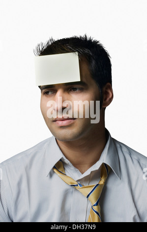 Imprenditore con un adesivo nota sulla sua fronte Foto Stock