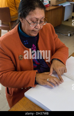 Sud Africa, Cape Town. Editor di lettura Braille un eserciziario per studenti con la punta delle dita. Athlone scuola per ciechi. Foto Stock