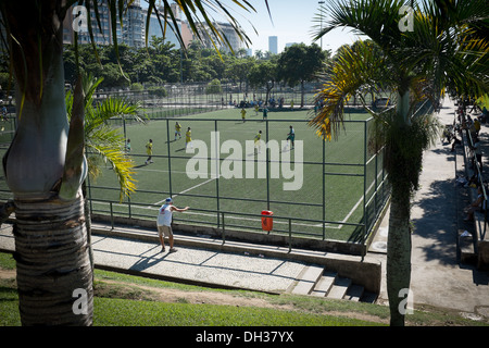 Calcio organizzato (pelada) essendo giocato nel quartiere di Flamengo, Rio de Janeiro, Brasile Foto Stock