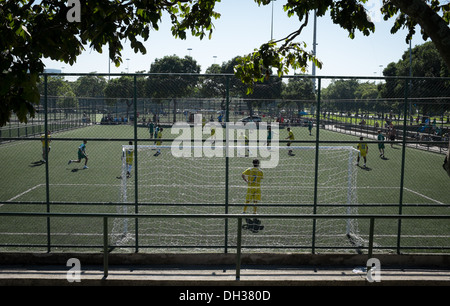 Calcio organizzato (pelada) essendo giocato nel quartiere di Flamengo, Rio de Janeiro, Brasile Foto Stock