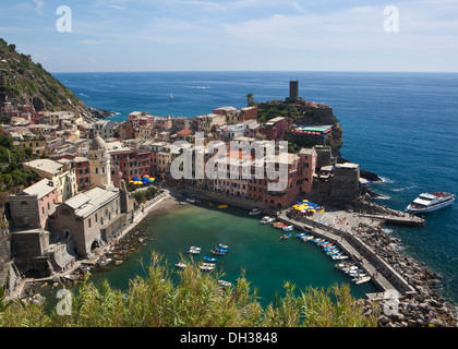 Una vista in elevazione di Vernazza in porto le Cinque Terre d'Italia Foto Stock