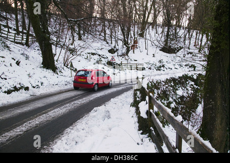 Una strada in brughiera nella neve vicino a Becky Falls, Manaton, Dartmoor National Park, Devon, Gran Bretagna. Foto Stock