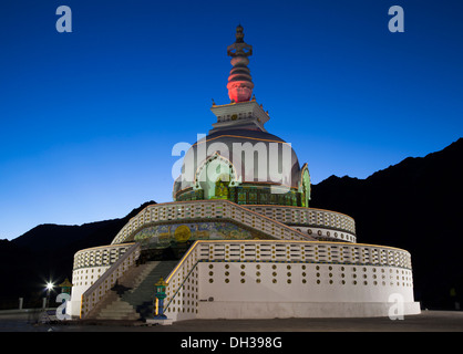 Shanti Stupa di un buddista di bianco stupa a cupola (chorten) sulla cima di una collina in Chanspa, Leh district, Ladakh, costruito nel 1991 Foto Stock