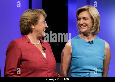 Santiago del Cile, Cile. 29 ott 2013. Ex Presidente del Cile e favorito per il cileno elezioni 2013, Michelle Bachelet e candidato conservatore Evelyn Matthei prendere parte al dibattito presidenziale organizzata dal giornalista associazione ANATEL in Santiago de Cile.Foto: David Von Blohn/NurPhoto © David Von Blohn/NurPhoto/ZUMAPRESS.com/Alamy Live News Foto Stock