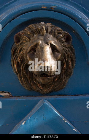 Testa di leone in ottone ornamento della porta in La Marais sono di Parigi, Francia Foto Stock