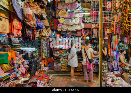 I prodotti tessili nel mercato russo, Phnom Penh Cambogia Foto Stock