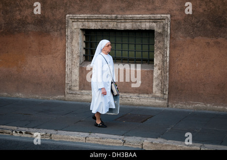 Suora cattolica di camminare nella via di Plebiscitio, Roma, Italia Foto Stock