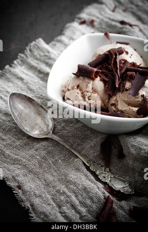 Close up in casa il gelato al cioccolato Foto Stock