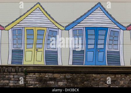 Quadri artistici di spiaggia capanne lungo la parete del mare in Boscombe Dorset Inghilterra Foto Stock