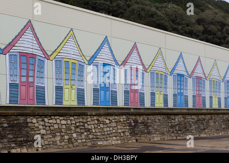 Quadri artistici di spiaggia capanne lungo la parete del mare in Boscombe Dorset Inghilterra Foto Stock